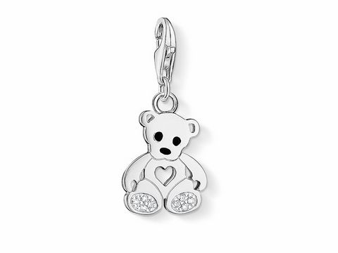 Teddybär Charms von Thomas Sabo aus Sterling Silber mit Email und weißen Zirkonia, niedliches Design mit Herz und glänzenden Elementen, ideal für Tierliebhaber.