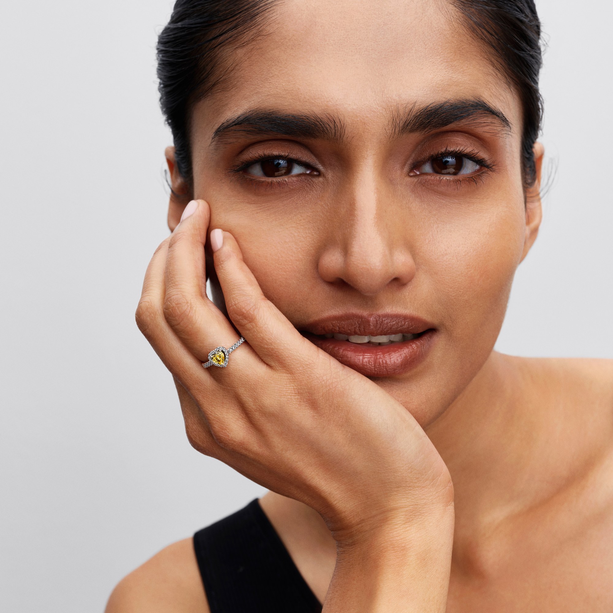 Pandora Funkelndes erhabenes Herz Ring - Sterling Silber - Zirkonia Gelb – Ansicht 4