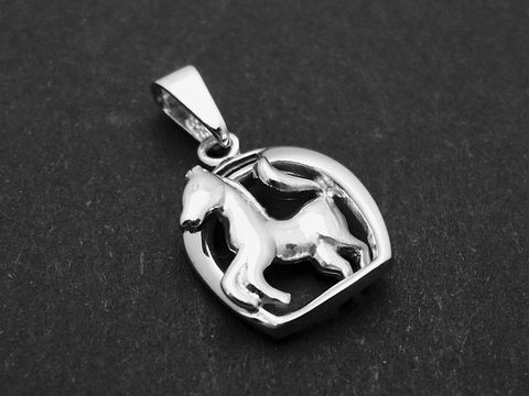 Silber Anhänger in Form eines Pferdes mit Steigbügel, rhodiniert, ideal für Reitsportliebhaber als Glücksbringer, Hersteller Juwelier Harnisch.