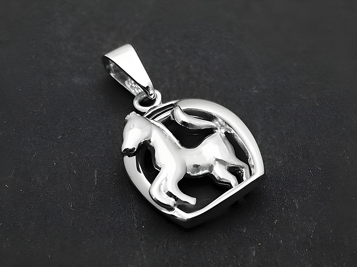 Silber Anhänger in Form eines Pferdes mit Steigbügel, rhodiniert, ideal für Reitsportliebhaber als Glücksbringer, Hersteller Juwelier Harnisch.
