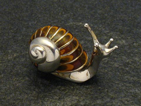 60417-0 Emaillierte Schnecke aus Silber, stehend, 32 mm hoch, gefertigt von Juwelier Harnisch, mit detailreicher Schale und feiner Verarbeitung, ideal als Dekorationsfigur.