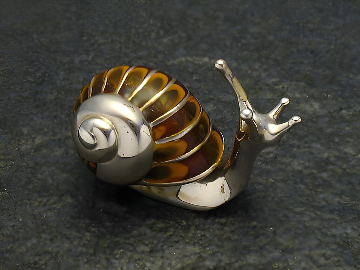 Emaillierte Schnecke aus Silber, stehend, 32 mm hoch, gefertigt von Juwelier Harnisch, mit detailreicher Schale und feiner Verarbeitung, ideal als Dekorationsfigur.