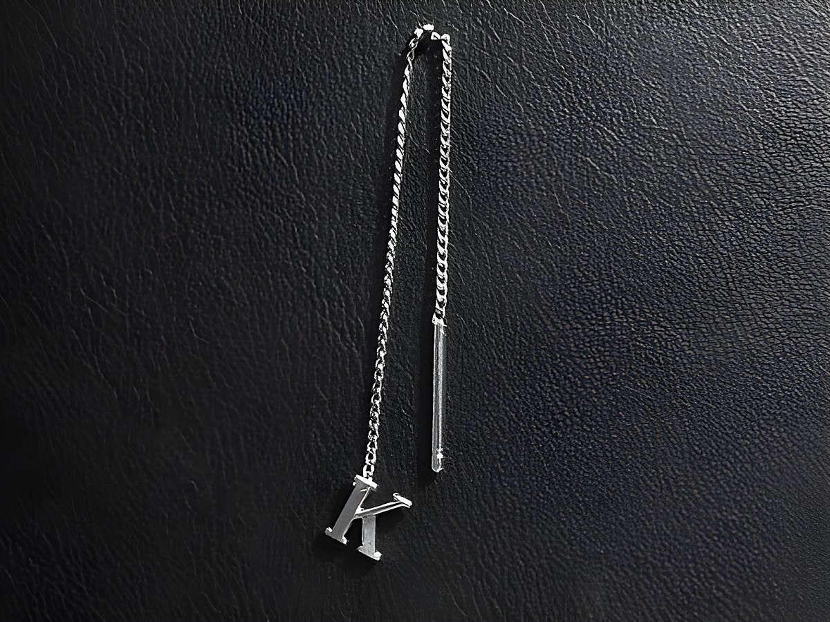 Silber Ohrring mit dem Buchstaben K als Initiale, designed als Ohrhänger. Ein Stück von Juwelier Harnisch, ideal für persönliche Akzente im Schmuckstil.