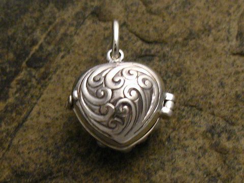 Medaillon in Form eines mini Herzes aus Sterling Silber mit filigranem Muster, verziert mit einer Perle und einem Smaragd, Hersteller Juwelier Harnisch.