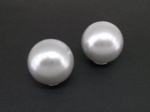Graue, zeitlose Ohrclips aus silberfarbenem Material mit synthetischen Zuchtperlen, hergestellt von Juwelier Harnisch. Ideal für eleganten Schmuck.