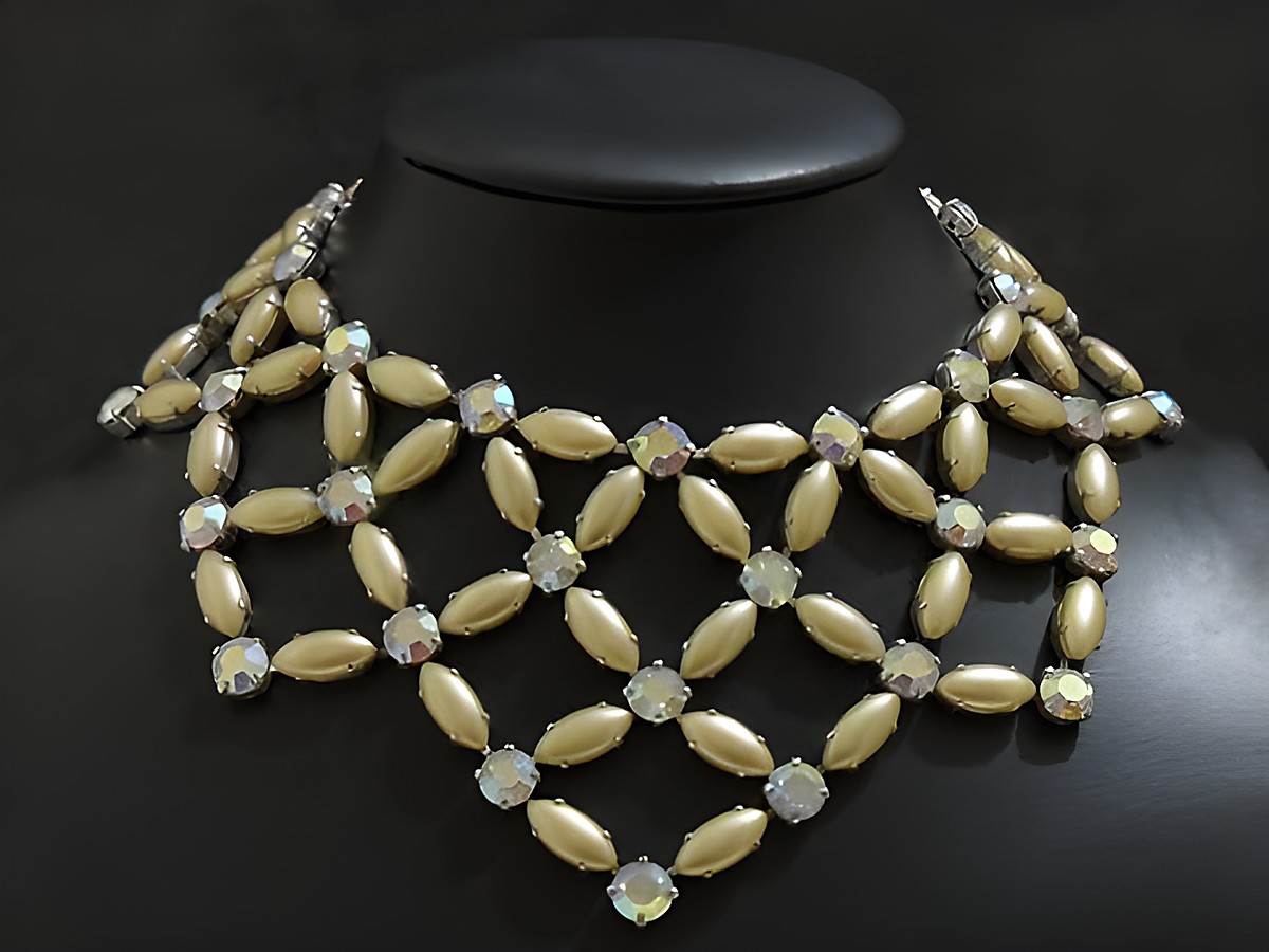 Strass Kette feminin in champagner-bunt, 39-42 cm, silberfarben, gefertigt von Juwelier Harnisch, bietet eine elegante Fassung mit schimmernden Steinen und zeitlosem Design.