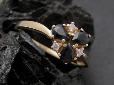 Gold Ring grazil Gold 585 Safir und Diamant Goldring Gr. 55 Hersteller Juwelier Harnisch bis Gr. 56/18 eleganter Schmuck mit funkelnden Details auf dunklem Hintergrund.