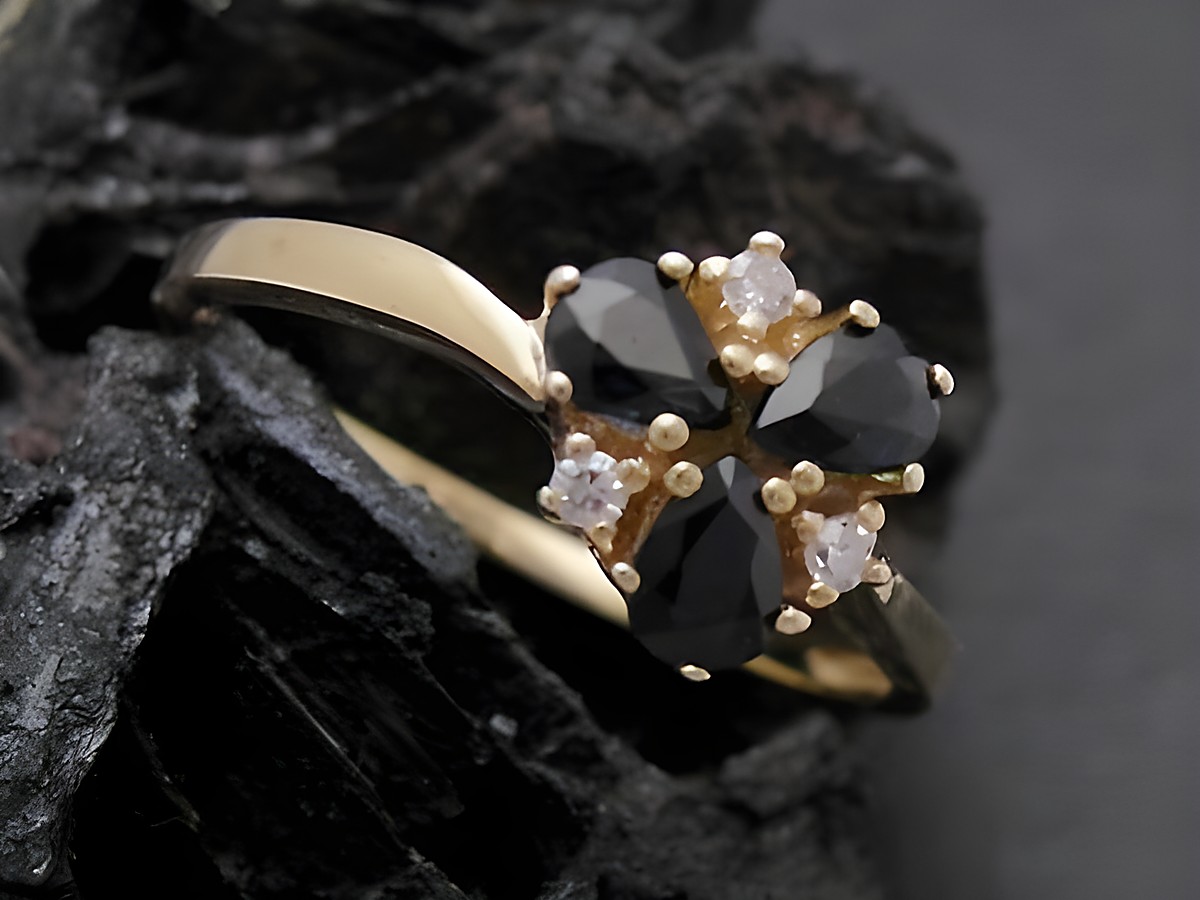 Gold Ring grazil Gold 585 Safir und Diamant Goldring Gr. 55 Hersteller Juwelier Harnisch bis Gr. 56/18 eleganter Schmuck mit funkelnden Details auf dunklem Hintergrund.