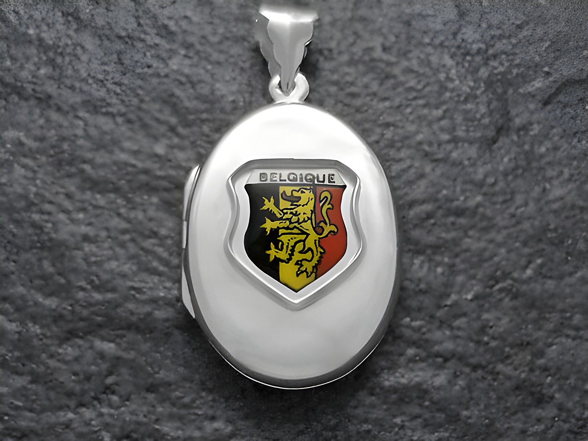 Silbernes Medaillon mit dem Wappen Belgiens, das einen Löwen zeigt und in den Nationalfarben Schwarz, Gelb und Rot gestaltet ist. Hersteller: Juwelier Harnisch, Europa Medaillons.