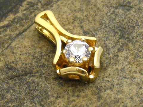 Gold Anhänger Zirkonia Gold 333, Hersteller Juwelier Harnisch, mit funkelndem Zirkonia, elegantes Design und edle Ausstrahlung, perfekt als Schmuckstück für besondere Anlässe.