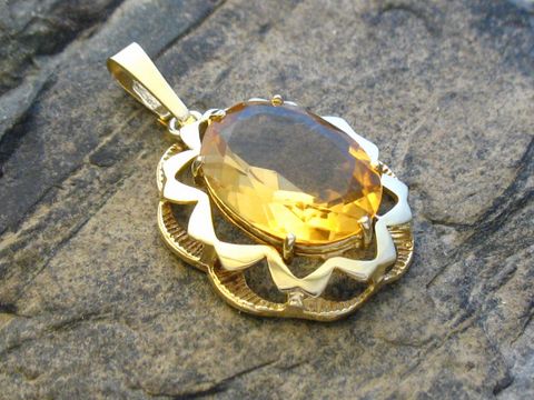 Gold Anhänger mit ovalem Citrin im Retro-Stil aus Gold 333, hergestellt von Juwelier Harnisch, der Citrin strahlt in warmen Gelbtönen und ist kunstvoll eingefasst.