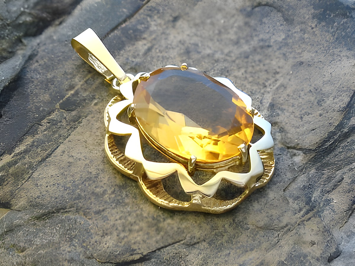 Gold Anhänger mit ovalem Citrin im Retro-Stil aus Gold 333, hergestellt von Juwelier Harnisch, der Citrin strahlt in warmen Gelbtönen und ist kunstvoll eingefasst.