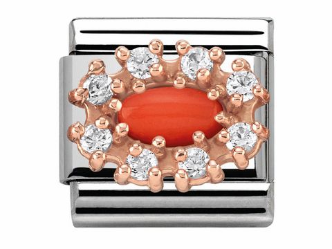 Ein elegantes Schmuckelement von Nomination in Roségold mit einem zentralen korallenroten Stein, umgeben von funkelnden Zirkonia-Steinen auf einem silbernen Hintergrund.