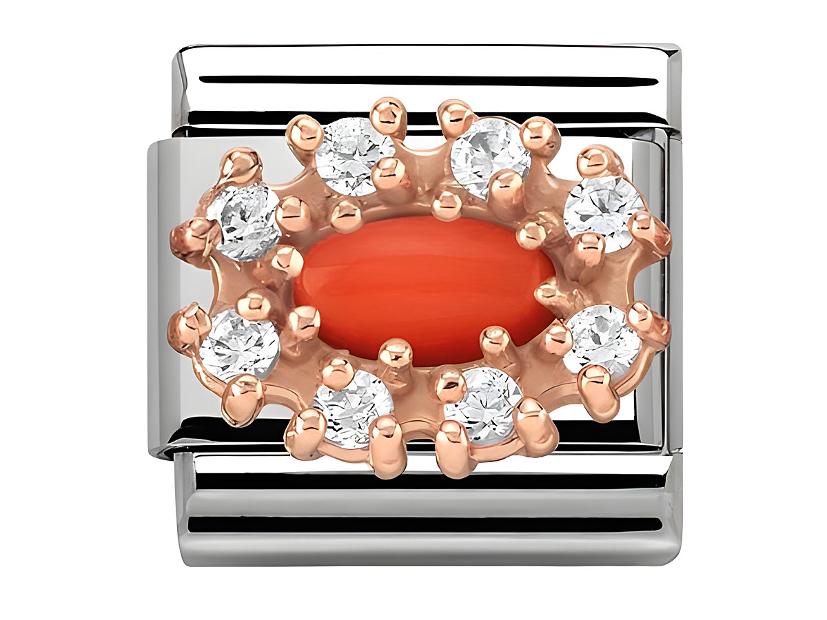 Ein elegantes Schmuckelement von Nomination in Roségold mit einem zentralen korallenroten Stein, umgeben von funkelnden Zirkonia-Steinen auf einem silbernen Hintergrund.