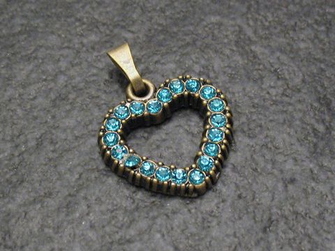 Blauer Strass Anhänger in Herzform, sexy City Look, gefertigt von Juwelier Harnisch. Funkelnde blaue Strasssteine umrahmen die herzförmige Fassung.