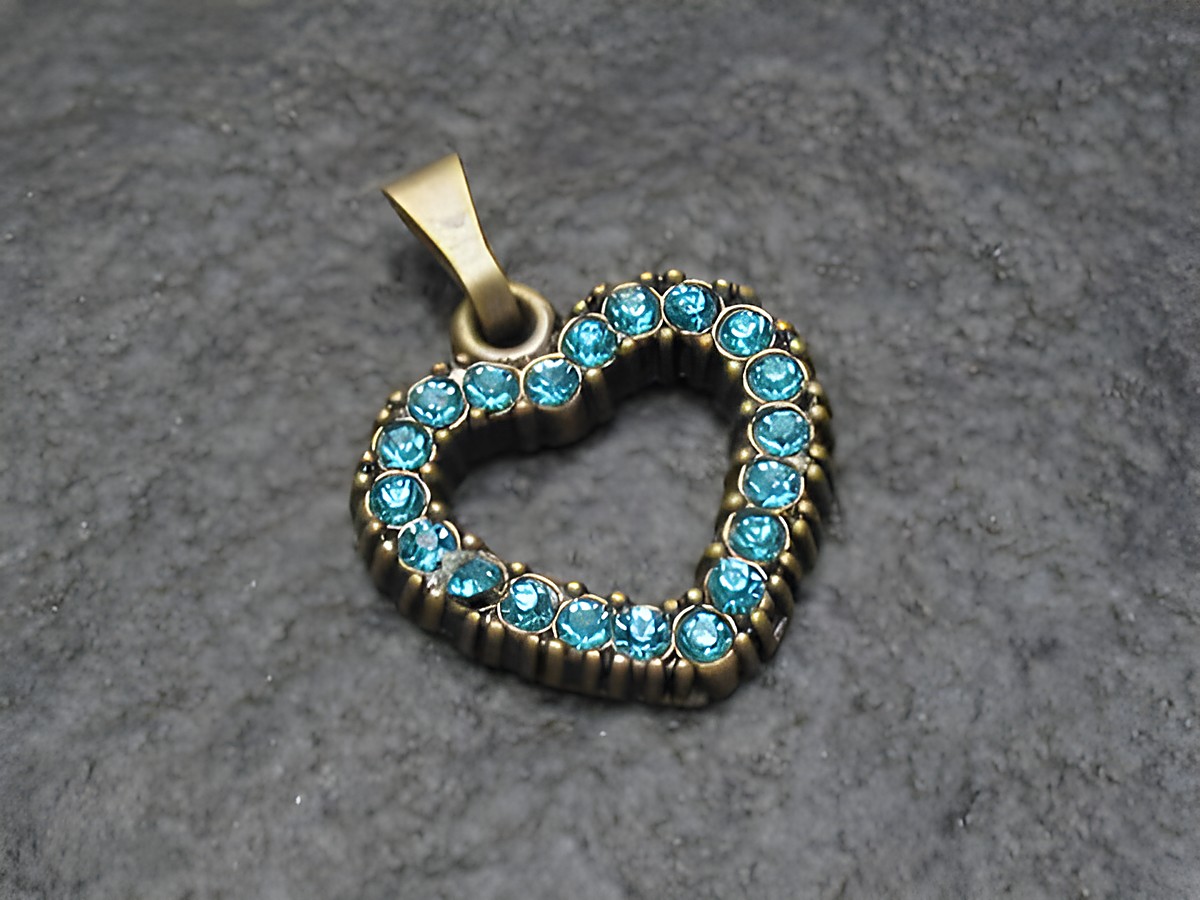 Blauer Strass Anhänger in Herzform, sexy City Look, gefertigt von Juwelier Harnisch. Funkelnde blaue Strasssteine umrahmen die herzförmige Fassung.
