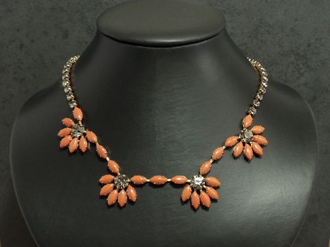 Strass Collier Kette shiny in orange-weiß mit goldfarbener Fassung und funkelnden Steinen, Hersteller Juwelier Harnisch, Länge 43 cm, eleganter Schmuck für besondere Anlässe.