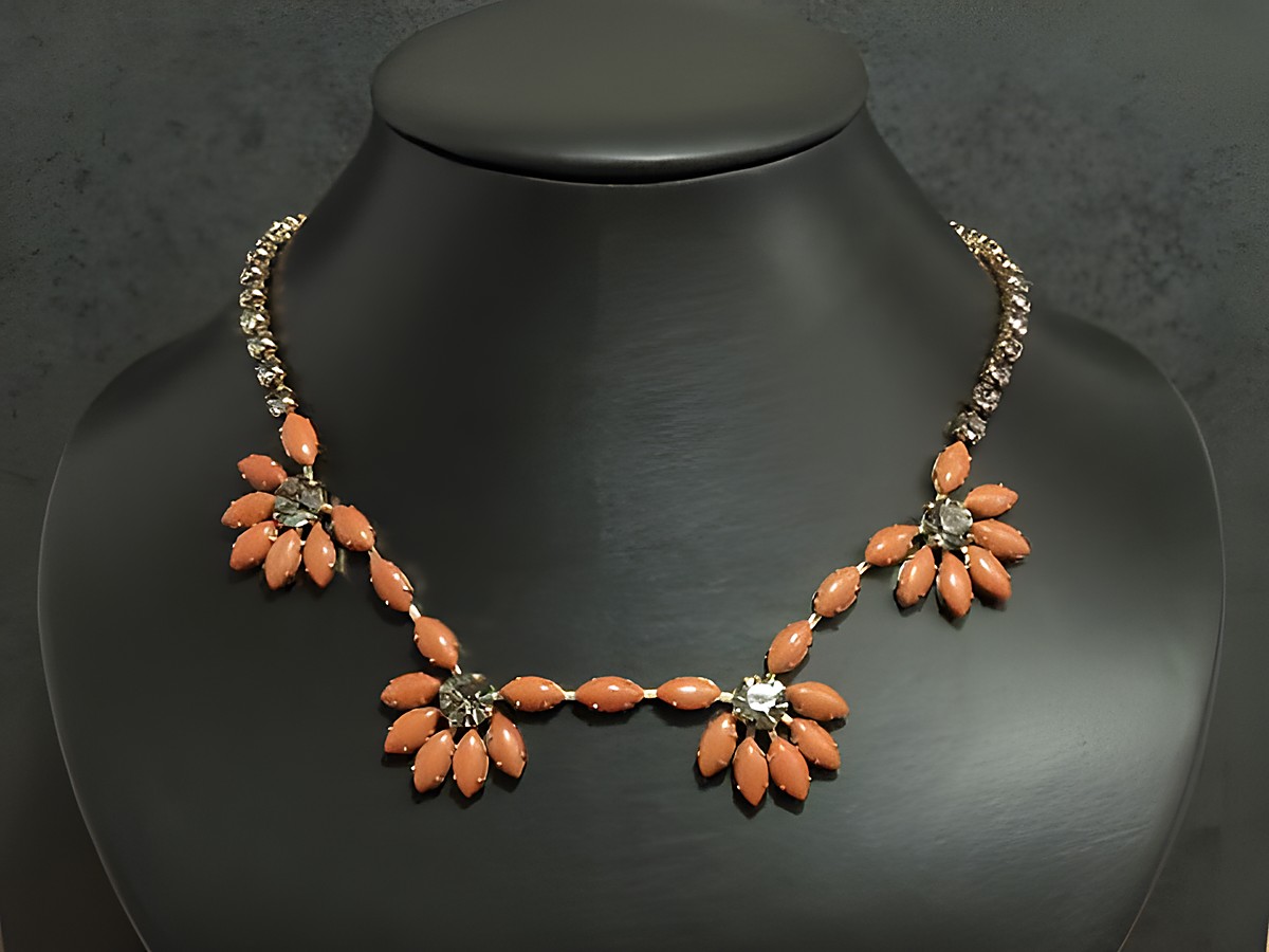 Strass Collier Kette shiny in orange-weiß mit goldfarbener Fassung und funkelnden Steinen, Hersteller Juwelier Harnisch, Länge 43 cm, eleganter Schmuck für besondere Anlässe.