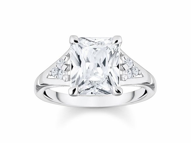 Ein eleganter Thomas Sabo Ring aus Sterling Silber mit einem großen, klaren Zirkonia Stein in rechteckiger Form und kleinen, funkelnden Zirkonia Steinen an den Seiten, Größe 56.