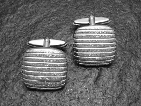 Manschettenknöpfe SILBER - Modell Hochzeit -NEU- von Juwelier Harnisch, aus Echt Silber, mit einem modernen Design und dezenten Rillen für einen eleganten Look.