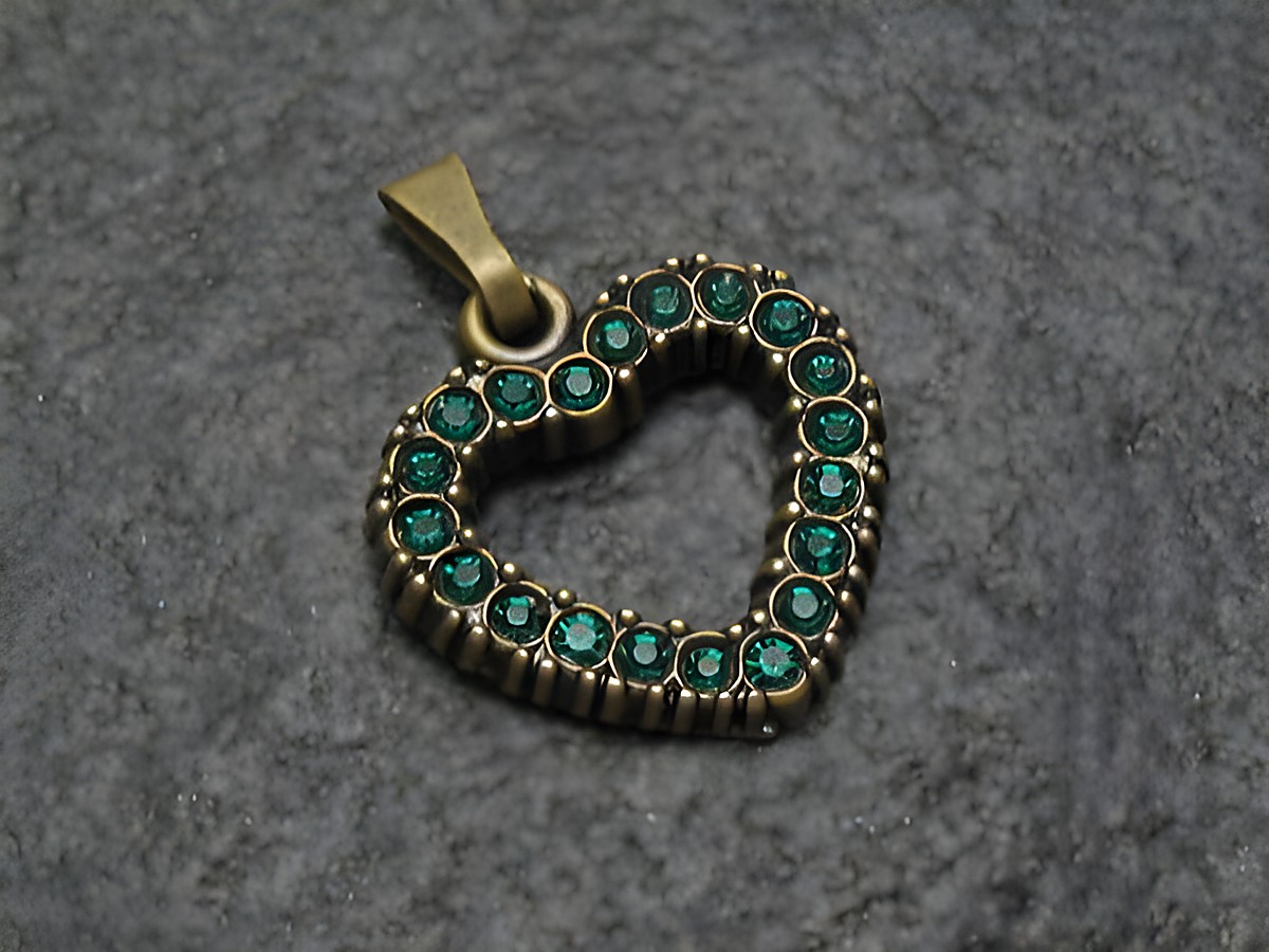 Grüner Strass Anhänger mit sexy City Look in Herzform, umrahmt von glänzenden Strasssteinen, hergestellt von Juwelier Harnisch, ideal als modisches Accessoire.