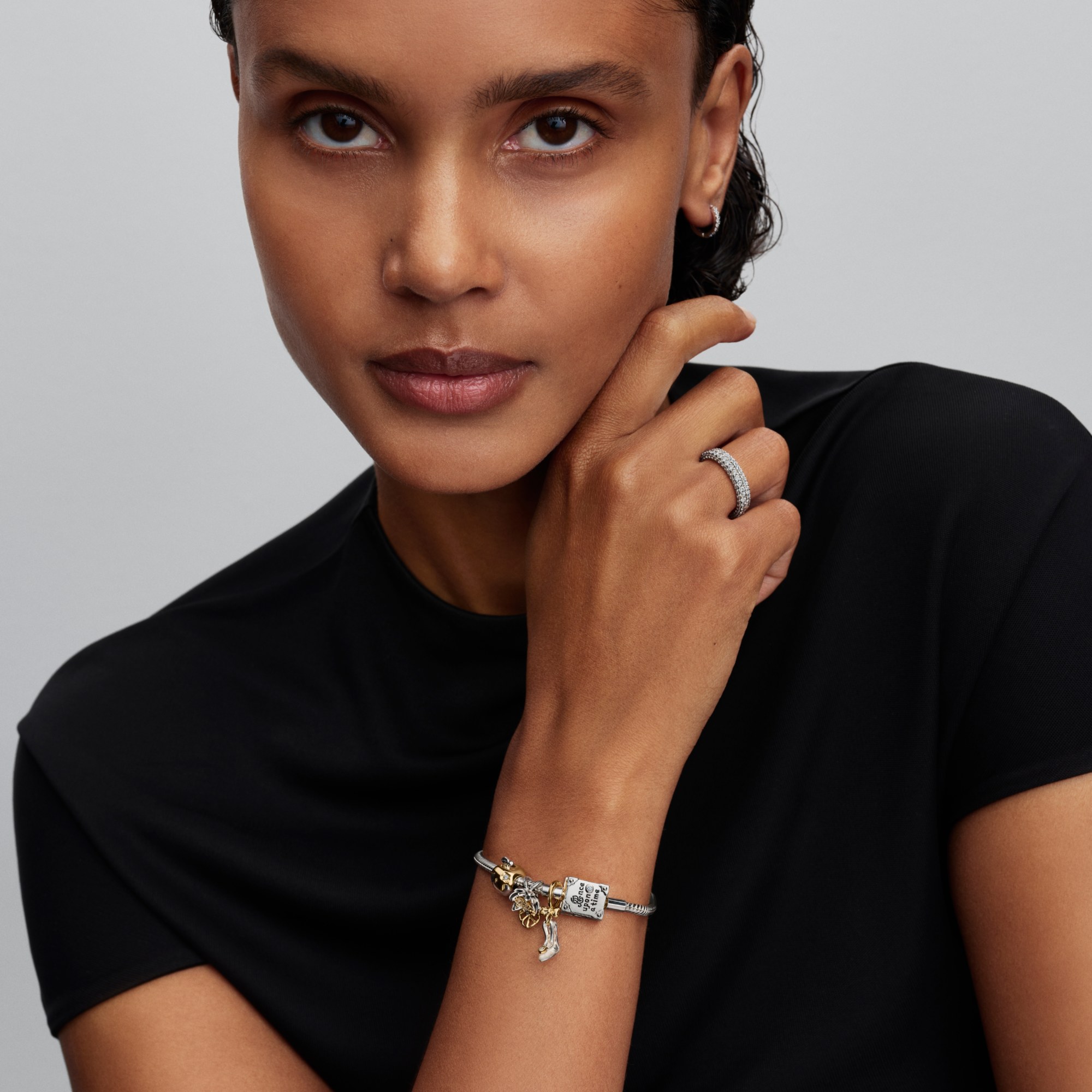 Pandora Disney Schneewittchen Vergifteter Apfel Charm - BICOLOR - Lab-Grown Diamant – Ansicht 4