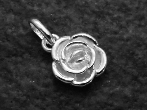 Zarter Blume Anhänger aus Sterling Silber, detailreiche Rosengestaltung, gefertigt vom Juwelier Harnisch, ideal für Pflanzenliebhaber und als Schmuckstück für besondere Anlässe.