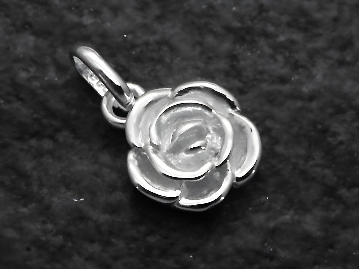 Zarter Blume Anhänger aus Sterling Silber, detailreiche Rosengestaltung, gefertigt vom Juwelier Harnisch, ideal für Pflanzenliebhaber und als Schmuckstück für besondere Anlässe.