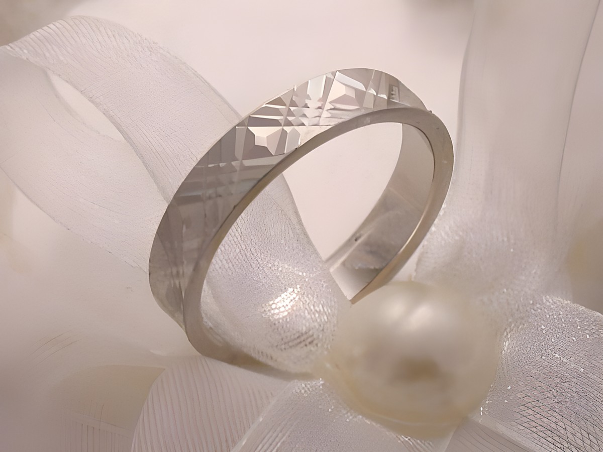 Trauring Ehering WHITE CROSS aus Weißgold 333 in Größe 55/17,5, Hersteller Juwelier Harnisch, mit filigraner Gravur und schimmerndem Finish, ideal für besondere Anlässe.