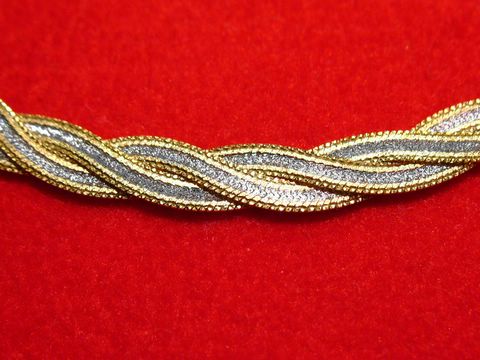 Goldkette 45 cm BICOLOR geflochten aus Gold 333, hergestellt von Juwelier Harnisch, auf rotem Hintergrund. Elegantes Design im klassischen Stil, ideal für besondere Anlässe.