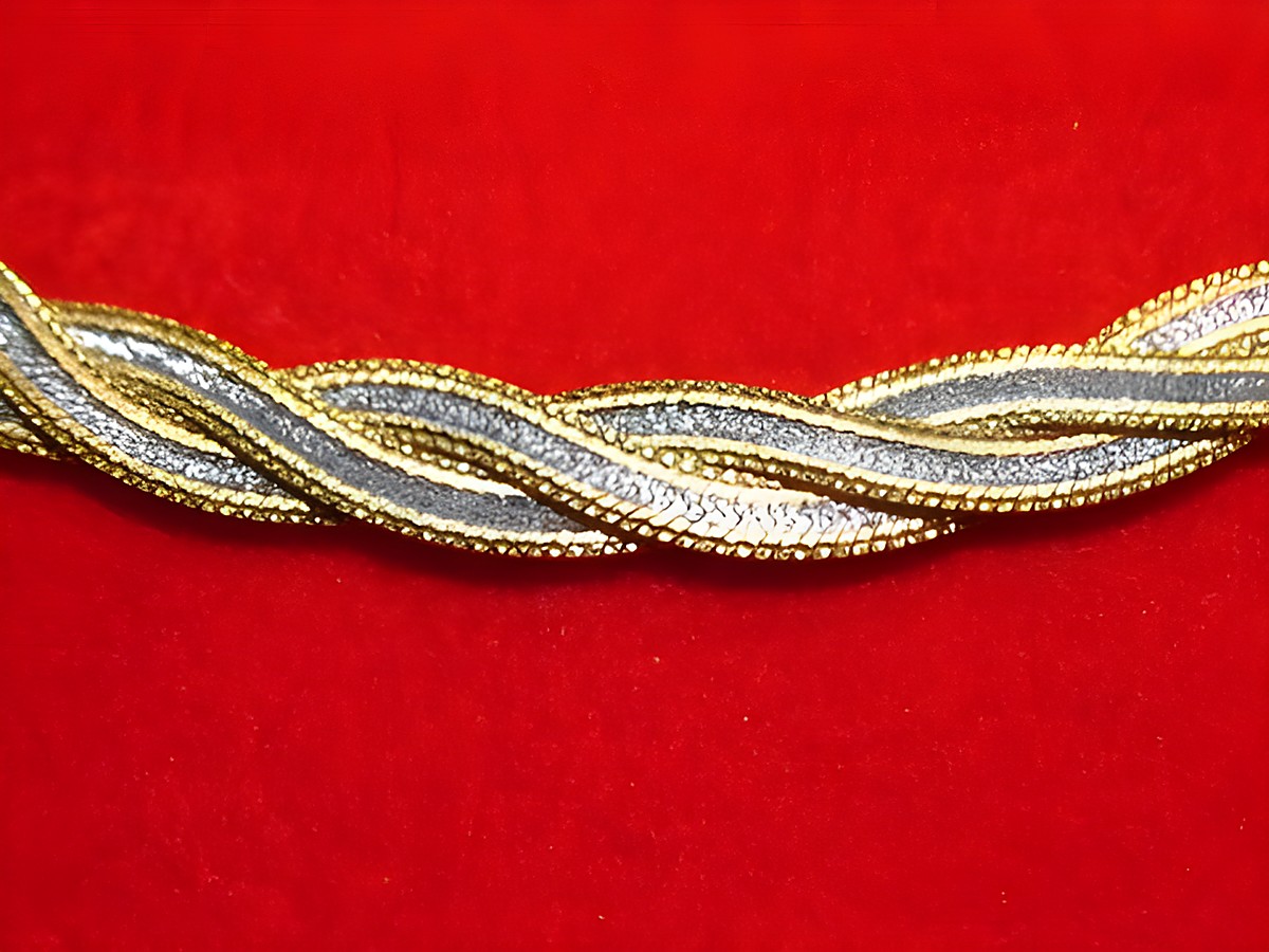 Goldkette 45 cm BICOLOR geflochten aus Gold 333, hergestellt von Juwelier Harnisch, auf rotem Hintergrund. Elegantes Design im klassischen Stil, ideal für besondere Anlässe. – Ansicht 2
