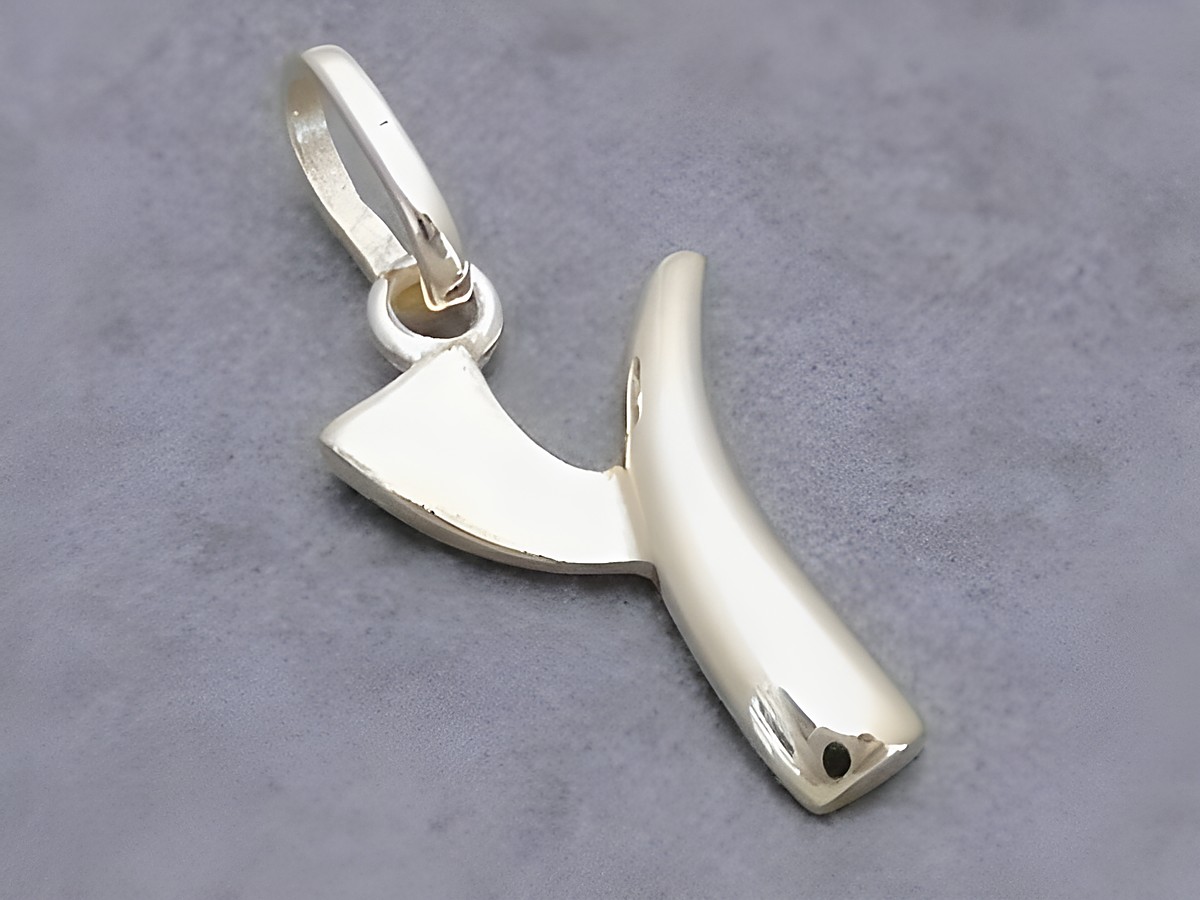 Buchstaben Anhänger Y teil-mattiert aus Gold 333, hergestellt von Juwelier Harnisch, elegantes Design, ideal als Schmuckstück oder Geschenk.