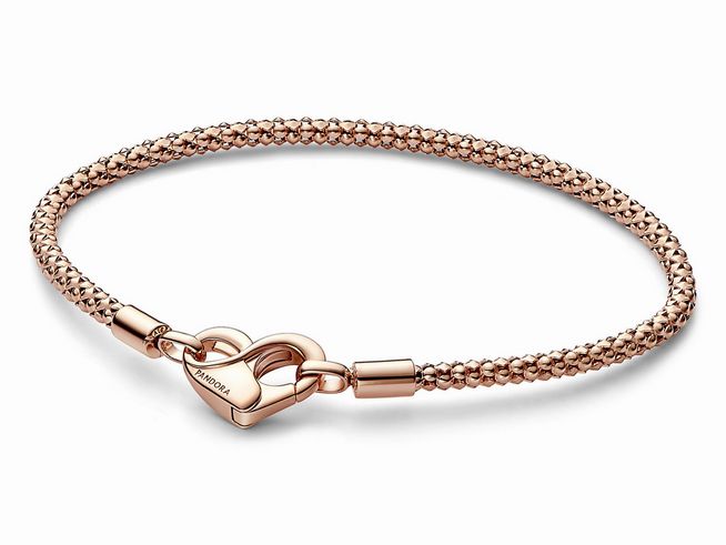 Nieten-Armband von Pandora in Roségoldvergoldung mit Herzverschluss, 17 cm lang, elegantes und zeitloses Design, ideal für stilvolle Outfits und besondere Anlässe.