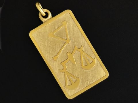 Waage-Anhänger aus Gold 333 in rechteckiger Form mit dem Sternzeichen Waage, Hersteller Juwelier Harnisch, detailreiche Gravur der Waage-Symbole.