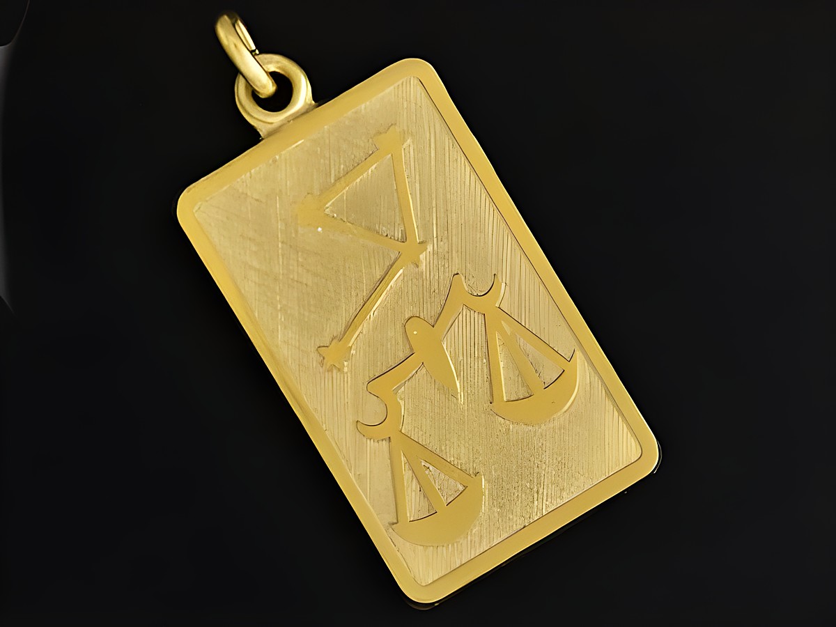 Waage-Anhänger aus Gold 333 in rechteckiger Form mit dem Sternzeichen Waage, Hersteller Juwelier Harnisch, detailreiche Gravur der Waage-Symbole.