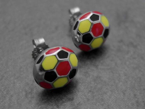 Fußball Ohrringe aus Sterling Silber rhodiniert in Schwarz, Rot und Gelb, sportliches Design für deutsche Fans, ideal als Deutschland Fanartikel, Hersteller Juwelier Harnisch.