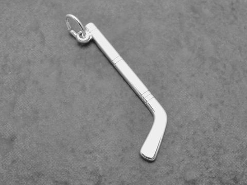 Hockeyschläger Anhänger aus Sterling Silber, sportliches Design, hergestellt von Juwelier Harnisch, ideal für Hockey-Fans und sportliche Anlässe.