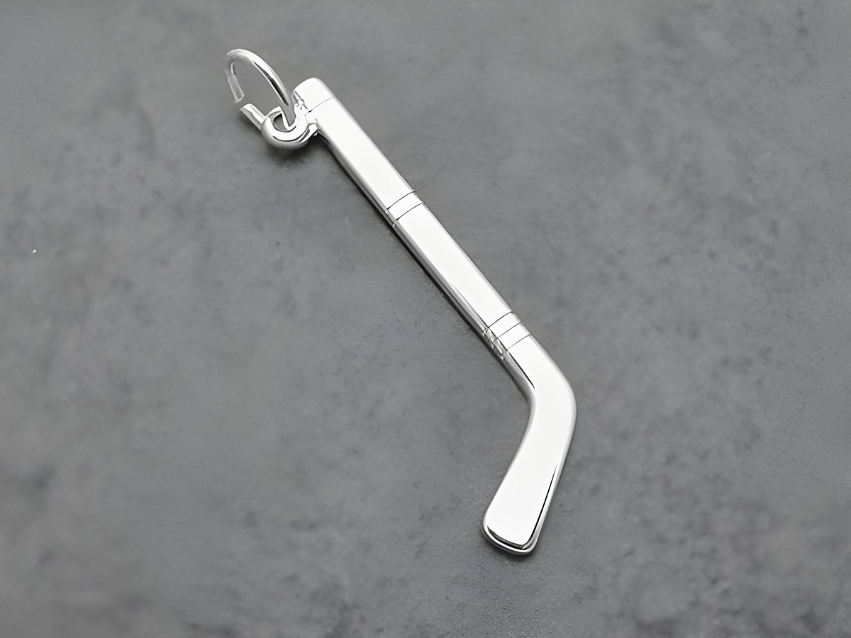 Hockeyschläger Anhänger aus Sterling Silber, sportliches Design, hergestellt von Juwelier Harnisch, ideal für Hockey-Fans und sportliche Anlässe.