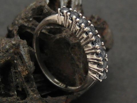 Weißgoldring in graziösem Design aus Weißgold 585 mit Saphiren, Größe 55, Hersteller Juwelier Harnisch, geeignet bis Größe 56/18. Ideal für elegante Anlässe.