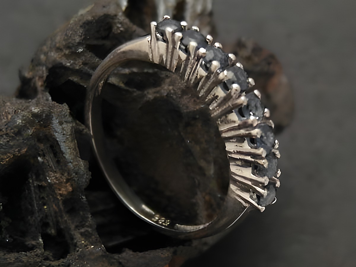 Weißgoldring in graziösem Design aus Weißgold 585 mit Saphiren, Größe 55, Hersteller Juwelier Harnisch, geeignet bis Größe 56/18. Ideal für elegante Anlässe.