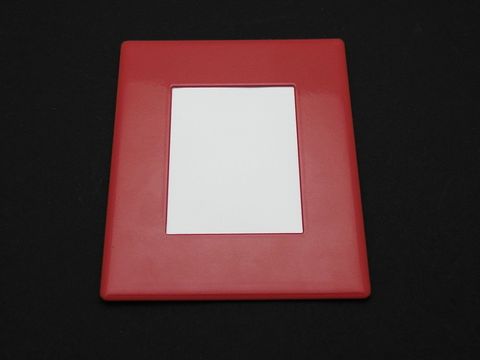 Magnetischer Bilderrahmen in rot, Maße 7 x 5,5 cm für Bilder der Größe 4 x 3 cm, geeignet für Gravuren, Hersteller Juwelier Harnisch. Ideal zur Präsentation von Fotos.