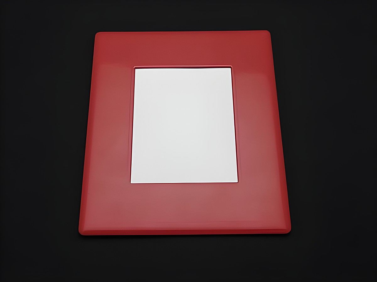 Magnetischer Bilderrahmen in rot, Maße 7 x 5,5 cm für Bilder der Größe 4 x 3 cm, geeignet für Gravuren, Hersteller Juwelier Harnisch. Ideal zur Präsentation von Fotos.