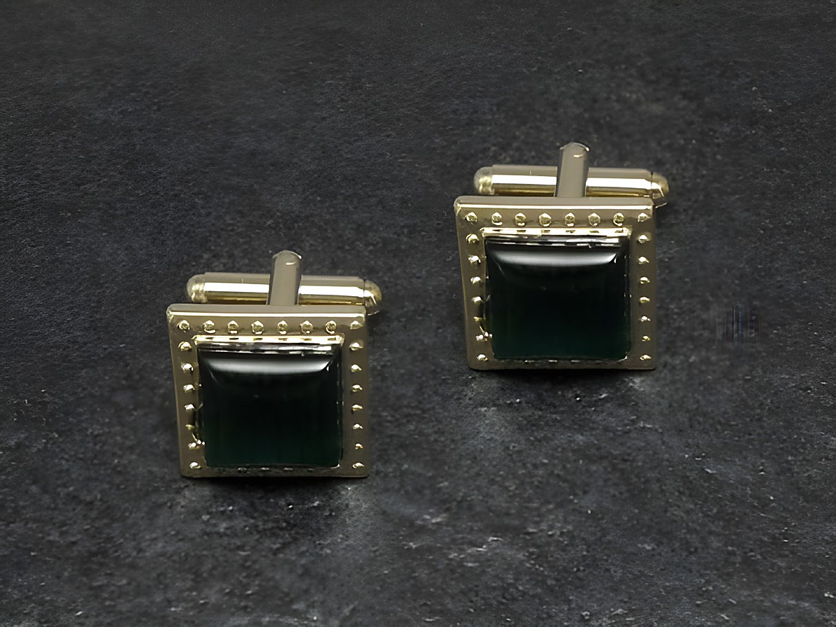 Manschettenknöpfe in grünem Design mit einer Größe von 15,7 mm und goldfarbenem Rahmen, Hersteller Juwelier Harnisch, ideal für elegante Anlässe.