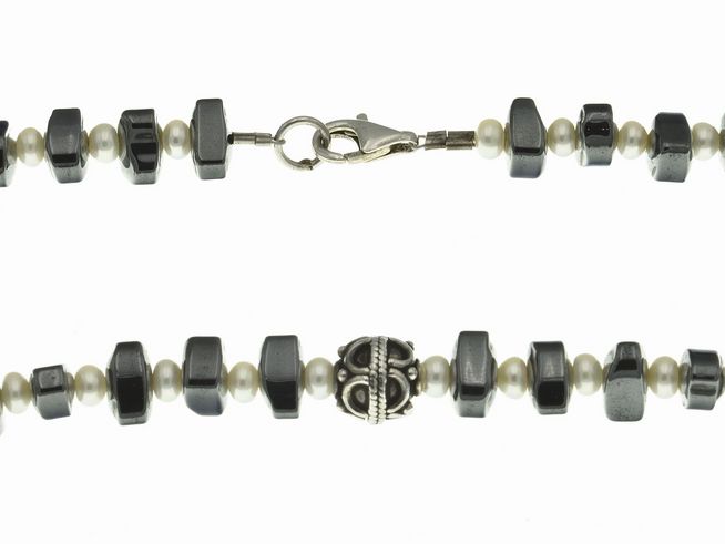 Steinkette 46 cm in Weiß und Grau, kombiniert aus Süßwasser Zuchtperlen und Hämatit, mit einem dekorativen Verschluss und ansprechendem Design, Hersteller Juwelier Harnisch.