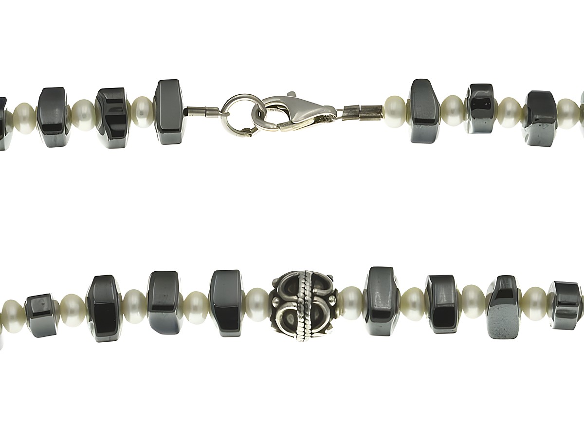 Steinkette 46 cm in Weiß und Grau, kombiniert aus Süßwasser Zuchtperlen und Hämatit, mit einem dekorativen Verschluss und ansprechendem Design, Hersteller Juwelier Harnisch.