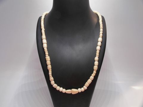 Holzkette Multiform 112 mm naturbraun 60 cm aus Holz, präsentiert auf einem schwarzen Ständer. Handgefertigter Schmuck vom Hersteller Juwelier Harnisch in naturbrauner Farbe.