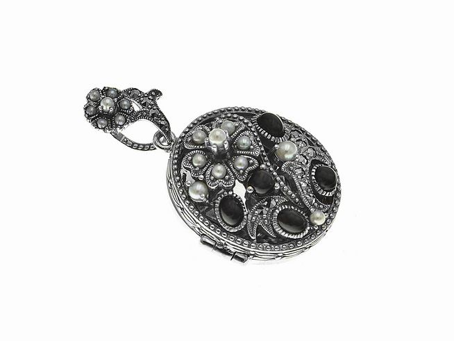 Medaillon Onyx königlich nostalgisch aus Sterling Silber, verziert mit schwarzen Steinen und Perlen, elegantes florales Design, Hersteller Juwelier Harnisch.