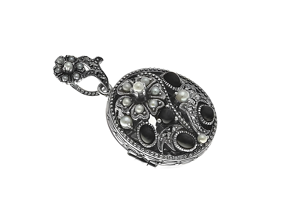 Medaillon Onyx königlich nostalgisch aus Sterling Silber, verziert mit schwarzen Steinen und Perlen, elegantes florales Design, Hersteller Juwelier Harnisch.