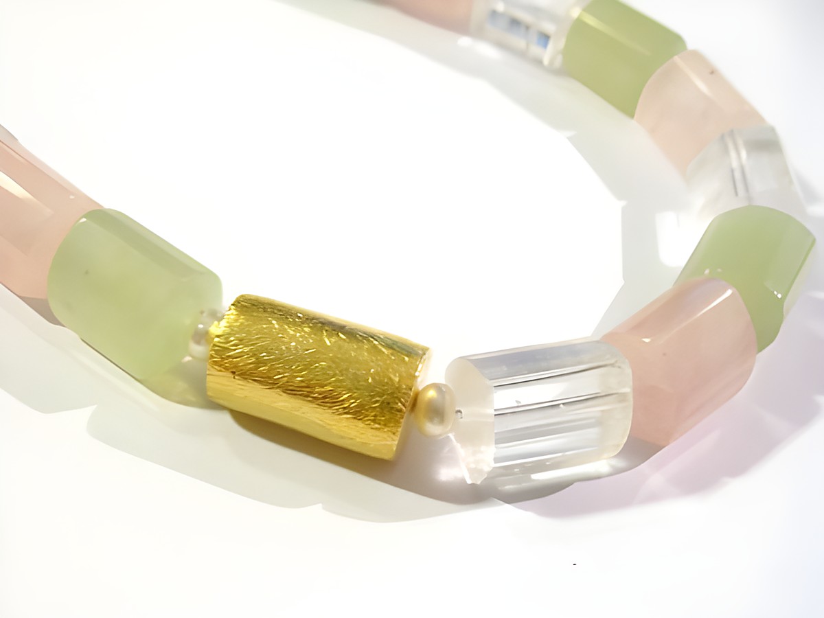Eine elegante Steinkette von Juwelier Harnisch mit Rosenquarz, Serpentin und Zuchtperlen, die einen harmonischen Farbkontrast und besonderen Glanz bieten. Gesamtlänge 53 cm. – Ansicht 2