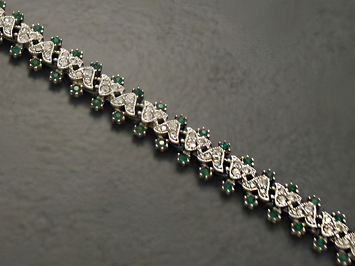 Strass Armband in dunkelgrün mit silberfarbenen Akzenten, 17 cm lang, bezauberndes Design von Juwelier Harnisch, ideal für elegante Anlässe, perfekt als Accessoire.